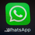 Biểu tượng WhatsApp trên một màn hình điện thoại. (Nguồn: AFP/TTXVN)