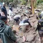Cảnh sát và người dân địa phương tìm kiếm các nạn nhân sau trận lũ quét ở tỉnh Bắc Sulawesi. (Nguồn: Antara)
