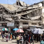 Người dân mua sắm tại một ngôi chợ ở thành phố Gaza trong bối cảnh đổ nát do xung đột. (Ảnh: THX/TTXVN)