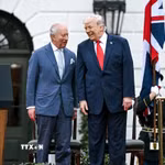 Nhà vua Anh Charles III (trái) và Tổng thống Mỹ Donald Trump tại cuộc gặp ở Washington, DC ngày 28/4/2026. (Ảnh: AA/TTXVN)