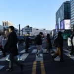 Các nhân viên văn phòng đang di chuyển đến nơi làm việc tại ngã tư Gwanghwamun ở quận Jongno, Seoul. (Nguồn: MK)