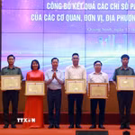 Phó Chủ tịch UBND tỉnh Quảng Ninh Lê Văn Ánh trao Bằng khen cho các tập thể có nhiều sáng kiến hay trong cải cách hành chính, cải thiện môi trường đầu tư kinh doanh, nâng cao chất lượng quản trị, điều hành. (Ảnh: Đức Hiếu/TTXVN)