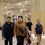 Rifaldo Aquino Pontoh, (mặc áo len nâu) đã bị bắt giữ tại sân bay quốc tế I Gusti Ngurah Rai ở Bali vào ngày 21/2. (Nguồn: dewata)