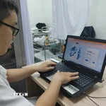 Cán bộ y tế Phòng khám 21 Phan Chu Trinh (Trạm Y tế phường Cửa Nam, Hà Nội) triển khai nhập liệu vào hồ sơ sức khỏe điện tử của người dân trên địa bàn. (Ảnh: Nguyễn Cúc/TTXVN)