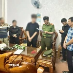 Cơ quan An ninh điều tra Công an tỉnh Thanh Hóa tiến hành khám xét tại nhà N.V.X (tên nhân vật đã được thay đổi), đối tượng cầm đầu vụ án. (Ảnh: TTXVN phát)
