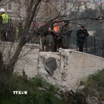 Bức tường bị hư hại do trúng tên lửa tại Jerusalem, ngày 20/3/2026. (Ảnh: THX/TTXVN)