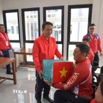 Thứ trưởng Hoàng Đạo Cương trao tặng quà và gửi lời chúc thi đấu thành công tới các đội tuyển của đoàn Thể thao người khuyết tật Việt Nam. (Ảnh: TTXVN phát)