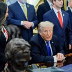 Tổng thống Mỹ Donald Trump trả lời câu hỏi của giới truyền thông sau khi ký sắc lệnh hành pháp tại Phòng Bầu dục ở Nhà Trắng, Washington, DC, ngày 30/4/2026 (Ảnh: Reuters)