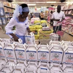 Đường được bày bán tại siêu thị ở Côte d’Ivoire. (Ảnh: AFP/TTXVN)