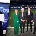 Cầu thủ Kroos được trao tặng Huân chương Công trạng Đức tại Bernabéu. (Ảnh: Realmadrid)