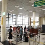 Hành khách làm thủ tục nhập cảnh ở cửa khẩu Bắc Luân 1 (cửa khẩu Quốc tế Móng Cái), thành phố Móng Cái, tỉnh Quảng Ninh. (Ảnh: Vũ Sinh/TTXVN)