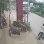 Đối tượng Đặng Từ Thịnh đẩy chiến sỹ Cảnh sát giao thông vào đầu xe tải đang lưu thông. (Ảnh cắt từ clip sự việc)