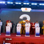 Phó Thủ tướng Thường trực Phạm Gia Túc cùng các đại biểu thực hiện nghi thức khởi công công trình. (Ảnh: Nguyễn Công Hải/TTXVN)