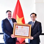 Bộ trưởng Bộ Ngoại giao Lê Hoài Trung trao tặng Huân chương Hữu nghị cho Đại sứ đặc mệnh toàn quyền Hợp chúng quốc Hoa Kỳ tại Việt Nam Marc Evans Knapper. (Ảnh: Bộ Ngoại giao)