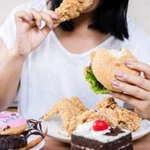 Ăn nhiều đồ ăn nhanh, đồ ăn nhiều dầu mỡ... là một trong những nguyên nhân gây béo phì, dẫn đến gan nhiễm mỡ. (Ảnh: iStock)