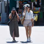 Người dân di chuyển dưới trời nắng gay gắt tại Madrid, Tây Ban Nha. (Ảnh: THX/TTXVN)
