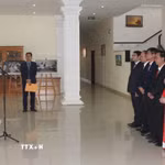 Quang cảnh lễ kỷ niệm 136 năm Ngày sinh Chủ tịch Hồ Chí Minh tại trụ sở Đại sứ quán Việt Nam ở thủ đô Phnom Penh. (Ảnh: Minh Hưng/TTXVN)