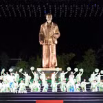Chương trình nghệ thuật “Sen khởi tân khí” được dàn dựng theo hình thức bán thực cảnh quy mô lớn do Sở Văn hóa, Thể thao và Du lịch Nghệ An phối hợp với Sở Văn hóa và Thể thao, Nhà hát Kịch Thành phố Hồ Chí Minh thực hiện. (Ảnh: Bích Huệ/TTXVN)