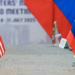 Cờ Mỹ và cờ Nga. (Ảnh: AA)