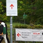 Người nhập cư tới trung tâm tiếp nhận người xin tị nạn tại quận Reinickendorf ở Berlin, Đức, ngày 6/10/2023. (Ảnh: Reuters)