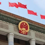 Quốc kỳ Trung Quốc bay trên Đại lễ đường Nhân dân ở thủ đô Bắc Kinh (Trung Quốc). (Ảnh: Reuters)