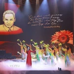 Chương trình nghệ thuật chính luận “Thủ tướng Phạm Văn Đồng - trọn đời vì nước, vì dân”. (Ảnh: Dương Giang/TTXVN)