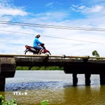 Cầu Đò Mốc, phường Trà Câu xuống cấp nghiêm trọng, không còn khả năng chịu tải đối với các phương tiện có tải trọng trên 10 tấn. (Ảnh: Lê Phước Ngọc/TTXVN)