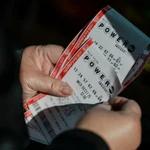 Một người cầm vé số trúng giải độc đắc 1,25 tỷ USD trong kỳ quay số Powerball tại thành phố New York, Mỹ, ngày 17/12. (Ảnh: Reuters)