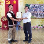 Trao Giấy chứng nhận Hữu cơ cho sản phẩm lúa Mẹ (loại lúa truyền thống của người dân tộc K'ho, Raglai) cho Hợp tác xã Lúa Mẹ Phan Lâm. (Ảnh: Nguyễn Thanh/TTXVN)