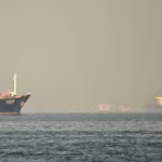 Tàu chở hàng và tàu chở dầu ngoài khơi thành phố Fujairah, thuộc eo biển Hormuz ngày 25/2/2026. (Ảnh: AFP)