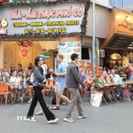 Khách du lịch nước ngoài thưởng thực ẩm thực tại phố Tạ Hiện, Hà Nội. (Ảnh: Hoàng Hiếu/TTXVN)