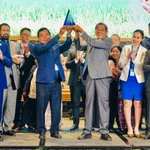 Anh hùng Lao động Hồ Quang Cua, người lai tạo giống lúa - gạo ST25, nhận biểu trưng vinh danh tại cuộc thi “Gạo ngon nhất thế giới” năm 2025. (Ảnh: TTXVN phát)