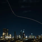 Vệt sáng do tên lửa đánh chặn phóng từ hệ thống phòng không của Israel ở Tel Aviv, ngày 1/3/2026. (Ảnh: THX/TTXVN)