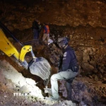 Hiện trường một vụ tấn công tên lửa tại Jerusalem ngày 2/3/2026. (Ảnh: THX/TTXVN)