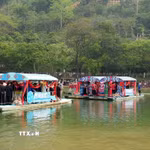 Văn nghệ sỹ hai bên tham gia hát đối trên sông. (Ảnh: Chu Hiệu/TTXVN)