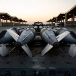 Các hệ thống đạn dược GBU-31 trước khi được chất lên máy bay F-15E Strike Eagle chuẩn bị cho các cuộc không kích của Mỹ tại Syria. (Nguồn: Reuters)