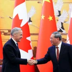 Thủ tướng Canada Mark Carney và Thủ hiến Trung Quốc Lý Khương bắt tay sau lễ ký kết tại Đại lễ đường Nhân dân ở Bắc Kinh, Trung Quốc vào thứ Năm, ngày 15/1. (Nguồn: Canadian Press)