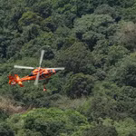 Trực thăng cứu hộ tìm kiếm thi thể các nạn nhân vụ tai nạn máy bay ATR 42-500 trên núi Bulusaraung thuộc đảo Sulawesi, ngày 23/1/2026. (Nguồn: ANTARA)
