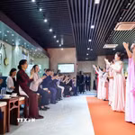 Phu nhân Ngô Phương Ly và các đại biểu hưởng ứng bài hát "Việt Nam - Trung Hoa", một sáng tác nổi tiếng của nhạc sĩ Đỗ Nhuận được tập thể giảng viên và sinh viên học viện trình bày. (Ảnh: TTXVN phát)