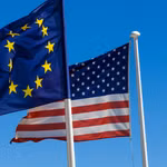 Cờ EU và cờ Mỹ. (Nguồn: EEAS)