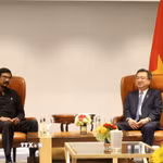 Trưởng Ban Chính sách, chiến lược Trung ương Nguyễn Thanh Nghị và đồng chí Tổng Bí thư Đảng Mặt trận Giải phóng Nhân dân Sri Lanka Tilvin Silva. (Ảnh: Quang Trung/TTXVN)