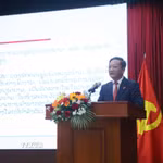 Đại sứ Việt Nam tại Lào Nguyễn Minh Tâm thông báo kết quả Đại hội đại biểu toàn quốc lần thứ XIV của Đảng và kết quả bầu cử Quốc hội khóa XVI. (Ảnh: Xuân Tú/TTXVN)
