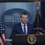 Bộ trưởng Quốc phòng Mỹ Pete Hegseth phát biểu trong cuộc họp báo tại Washington D.C. (Ảnh: Anadolu Agency/TTXVN)