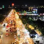 Một tuyến phố vào buổi tối ở vịnh Hạ Long. (Ảnh: TTXVN phát)