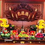 Hoa tươi quả ngọt được bày biện trang nghiêm cùng nén hương thành kính vẫn thể hiện trọn vẹn lòng biết ơn và sự tôn trọng đối với Táo quân. (Ảnh: Bích Hằng/Vietnam+)