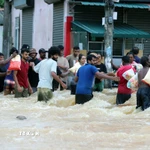 Ngập lụt sau mưa lớn ở ngoại ô Colombo, Sri Lanka ngày 29/11/2025. (Ảnh: THX/TTXVN)
