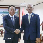 Đồng chí Khamphan Pheuiyavong (phải), Bí thư Trung ương Đảng, Trưởng ban Tuyên huấn Trung ương Đảng Nhân dân Cách mạng Lào tiếp đồng chí Trịnh Văn Quyết, Bí thư Trung ương Đảng, Trưởng Ban Tuyên giáo và Dân vận Trung ương ĐCS Việt Nam. (Ảnh: Xuân Tú/TTXVN)