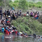 Người di cư vượt sông Rio Grande để vào Mỹ từ thành phố Matamoros, bang Tamaulipas, Mexico, ngày 11/5/2023. (Ảnh: AFP/TTXVN)