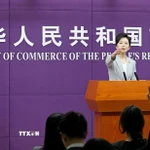 Người phát ngôn Bộ Thương mại Trung Quốc Hà Vịnh Tiền phát biểu trong cuộc họp báo tại Bắc Kinh. (Ảnh: Kyodo/TTXVN)