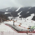 Hệ thống 6 cáp treo cao tốc và 8 băng chuyền ở khu trượt tuyết Cát Lâm có thể phục vụ 15.000 người sử dụng dịch vụ. (Ảnh: Công Tuyên/TTXVN)